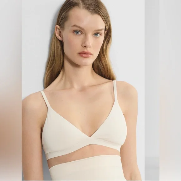 Aritzia
Original Contour Triangle Bralette in matte pearl - Picture 3 of 9